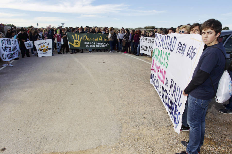 Protesta animalista en la Protectora de Bacarot