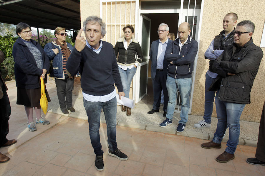 Protesta animalista en la Protectora de Bacarot