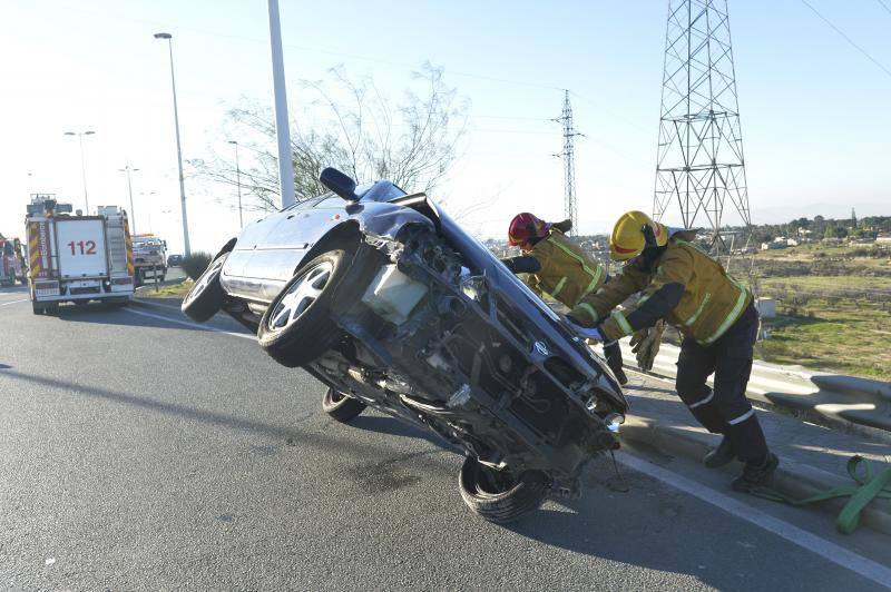 Accidente en la rotonda de acceso de la Ronda Oeste de Elche