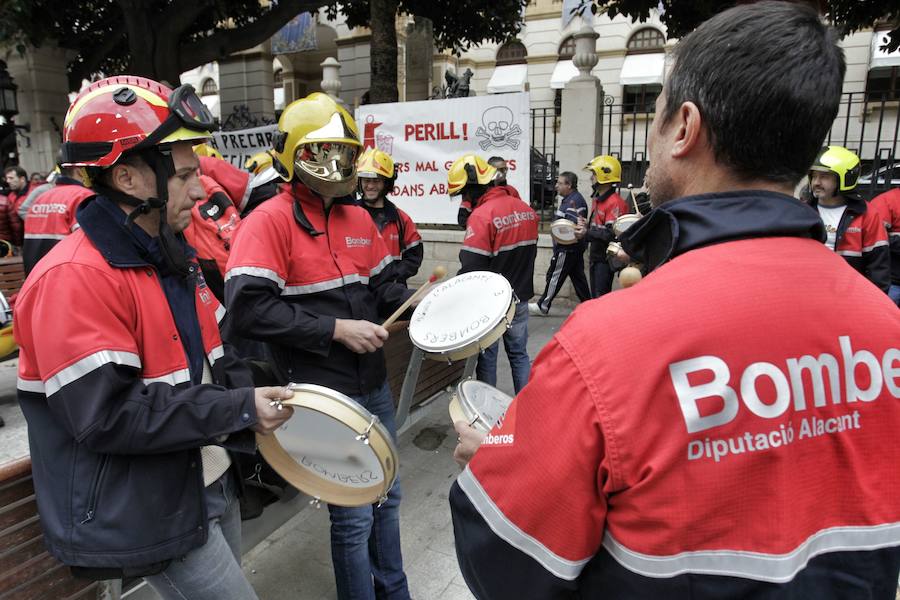 Protesta de los bomberos frente a la Diputación