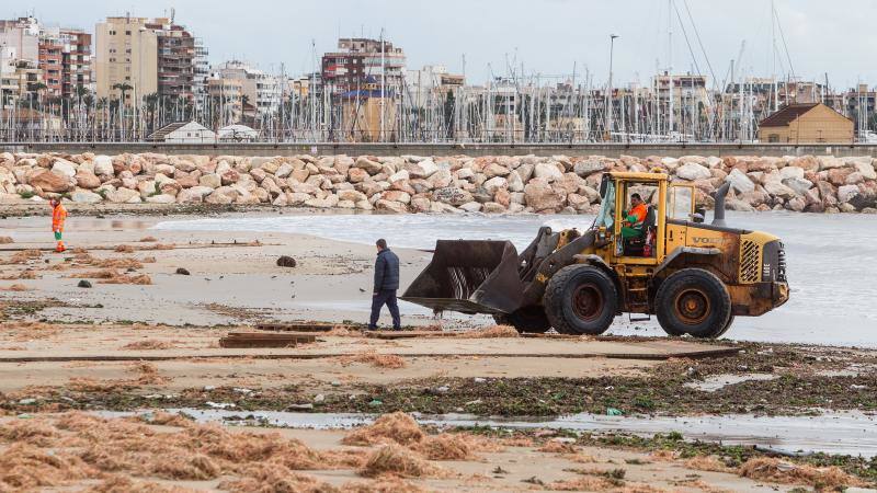El temporal obliga a desalojar a varios vecinos en Torrevieja