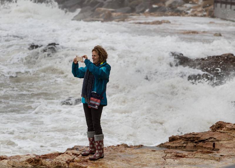 El temporal obliga a desalojar a varios vecinos en Torrevieja