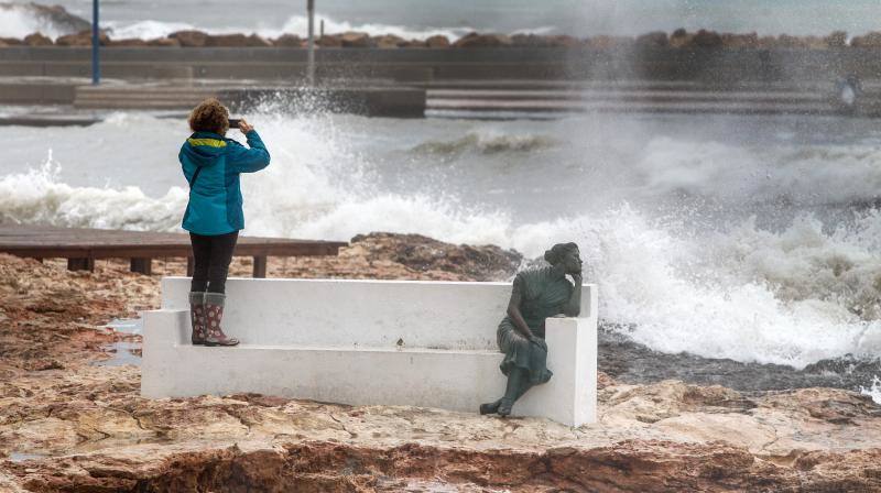 El temporal obliga a desalojar a varios vecinos en Torrevieja