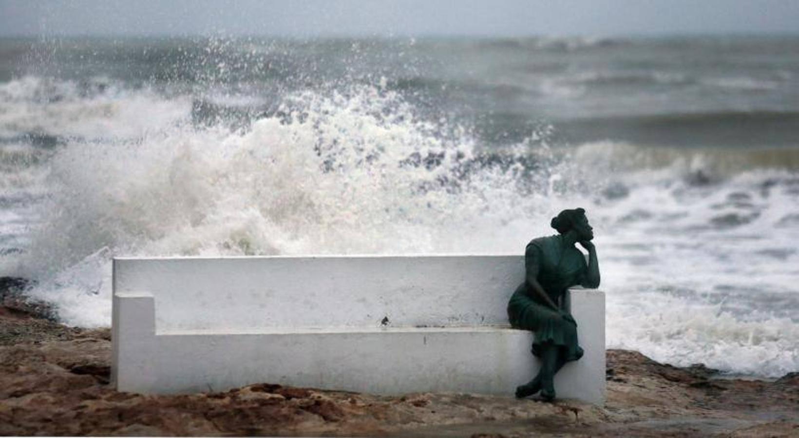 El temporal obliga a desalojar a varios vecinos en Torrevieja