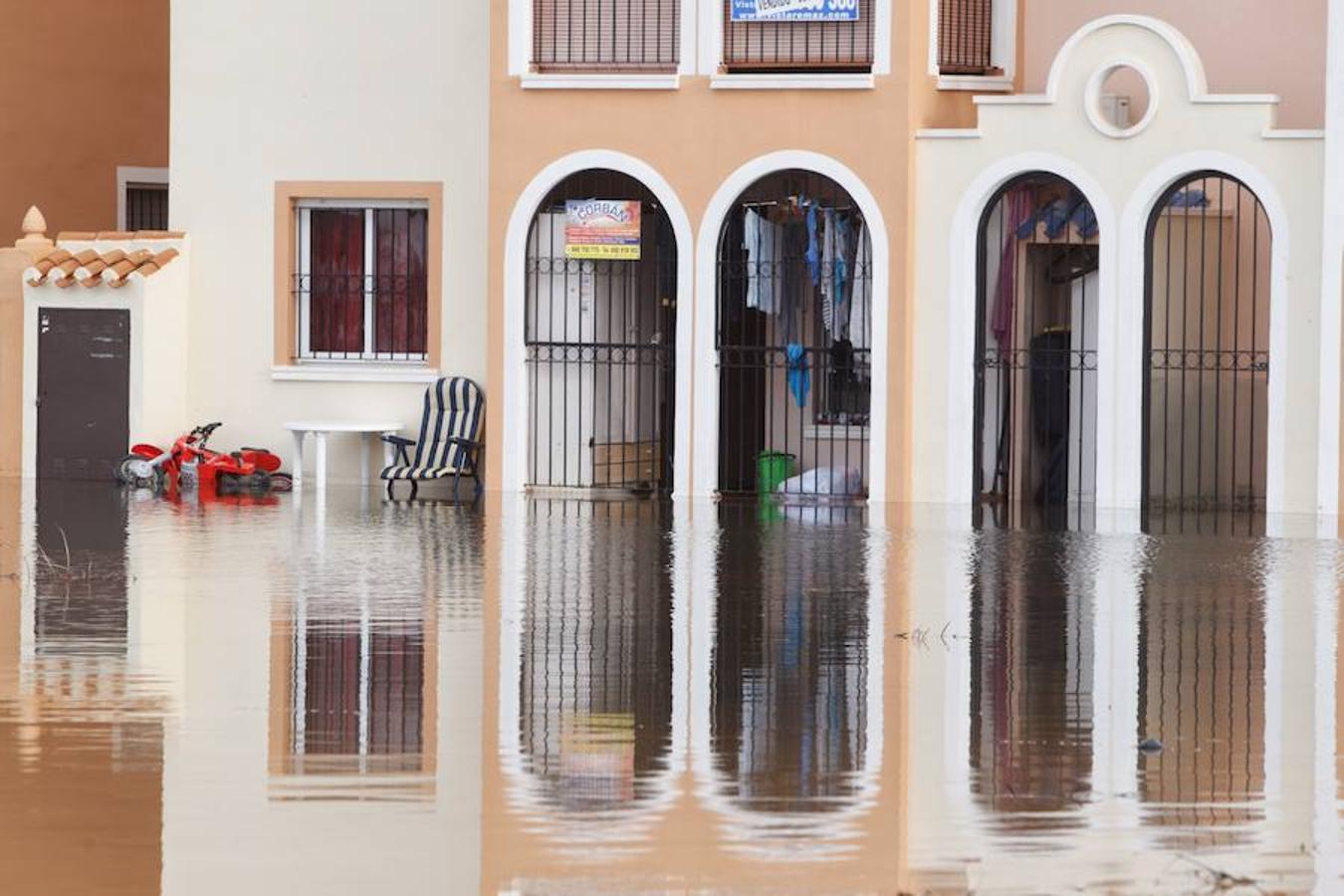 El temporal obliga a desalojar a varios vecinos en Torrevieja