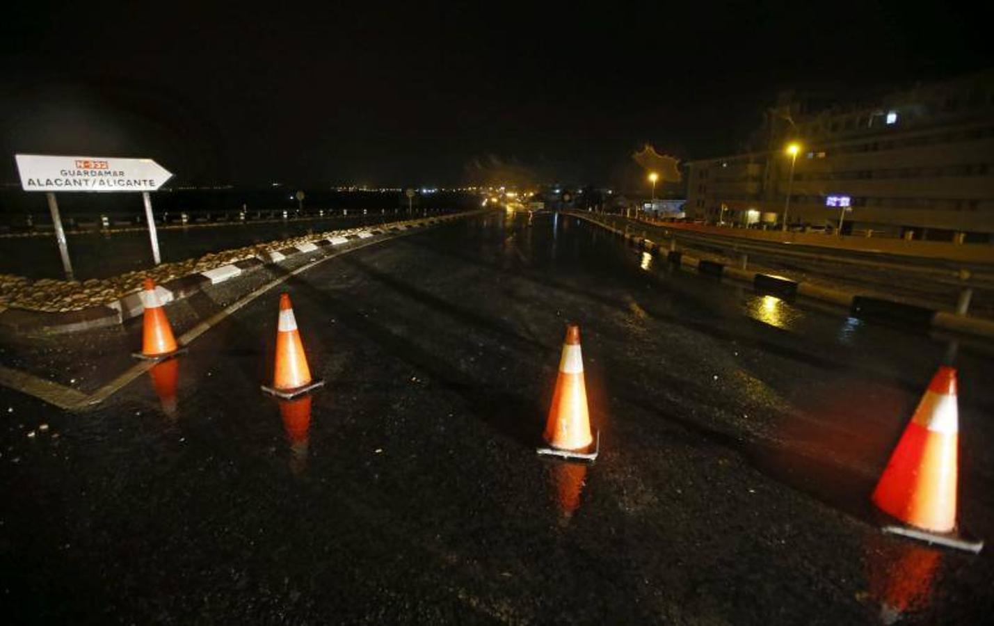 El temporal obliga a desalojar a varios vecinos en Torrevieja