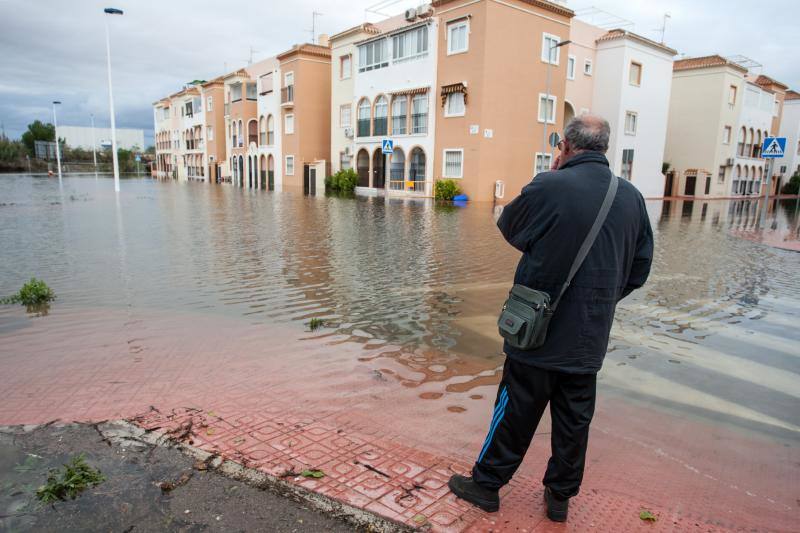 El temporal obliga a desalojar a varios vecinos en Torrevieja