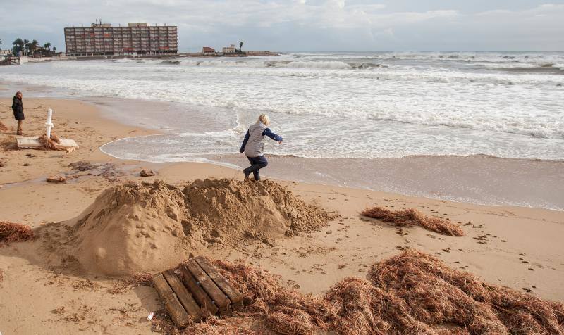 El temporal obliga a desalojar a varios vecinos en Torrevieja