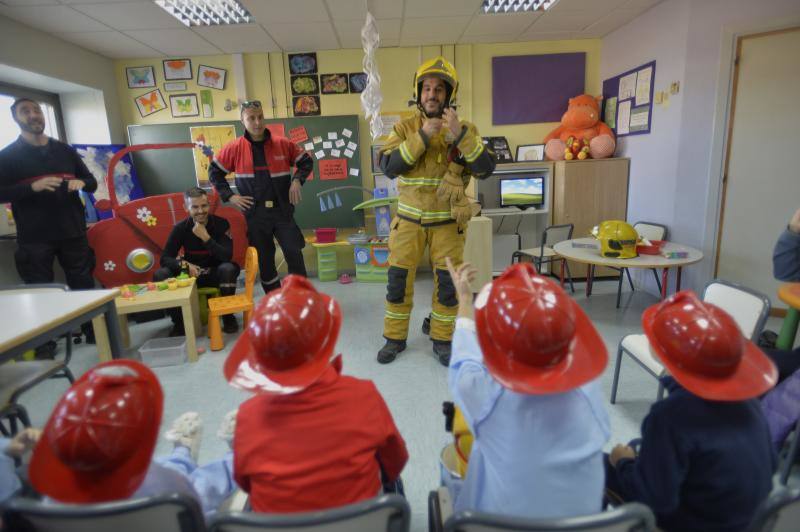 Bomberos del consorcio visitan a los niños ingresados en el General