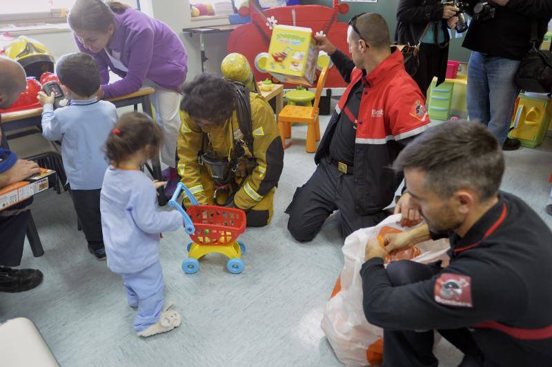 Bomberos del consorcio visitan a los niños ingresados en el General