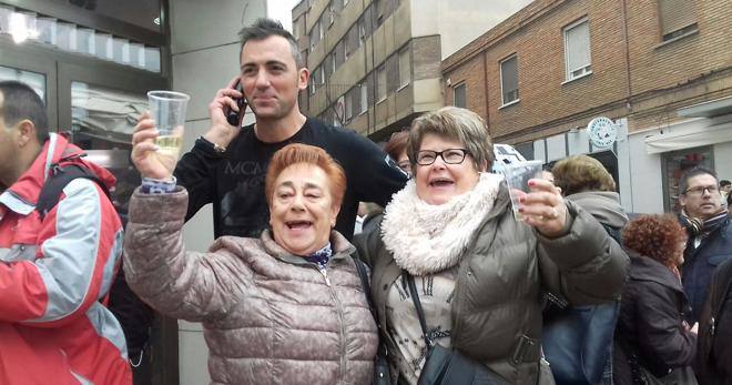 Los premiados brindan con champán en las puertas de la carnicería 'Mateo' de Calahorra.