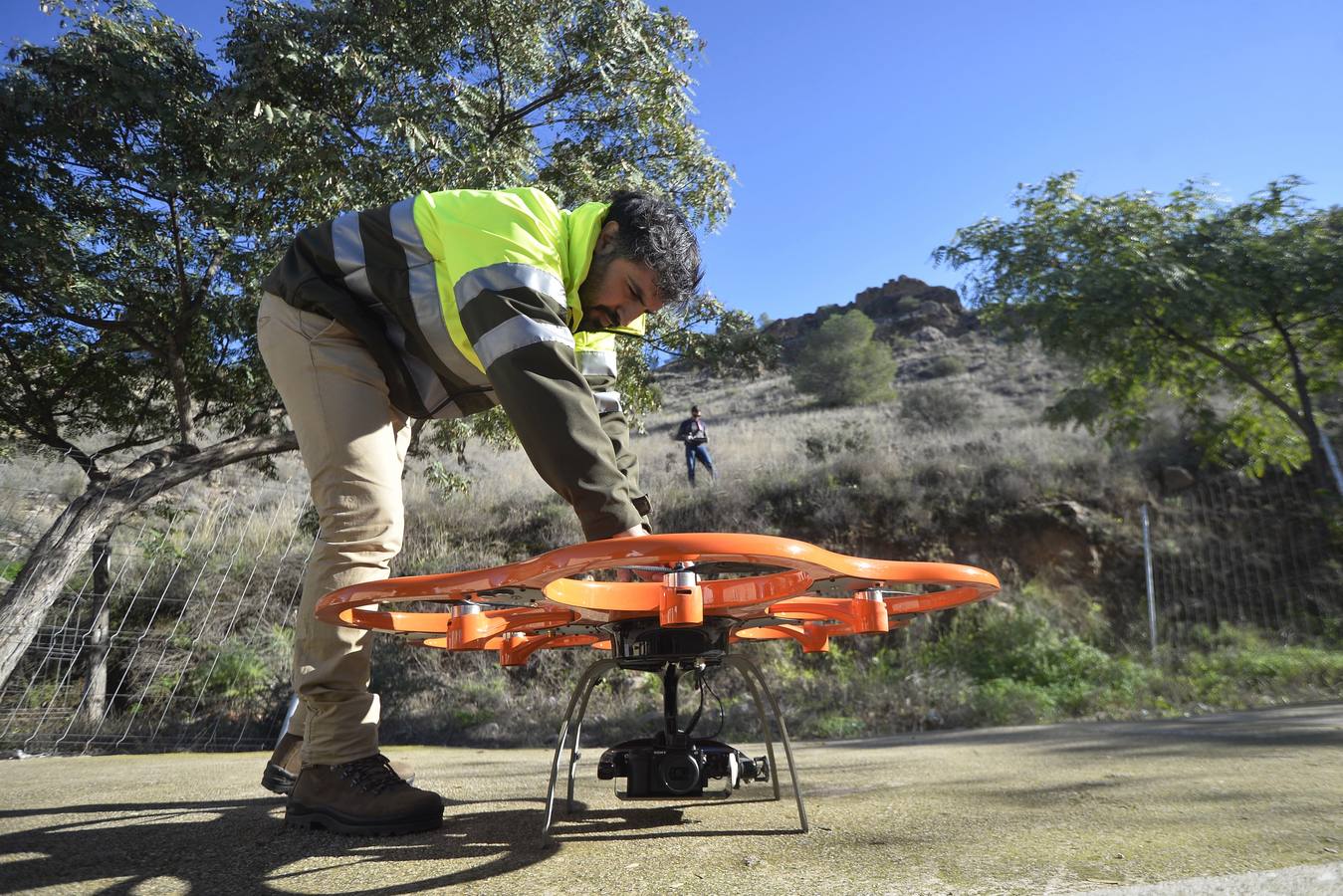 Los técnicos revisan con un dron la ladera del Miravete