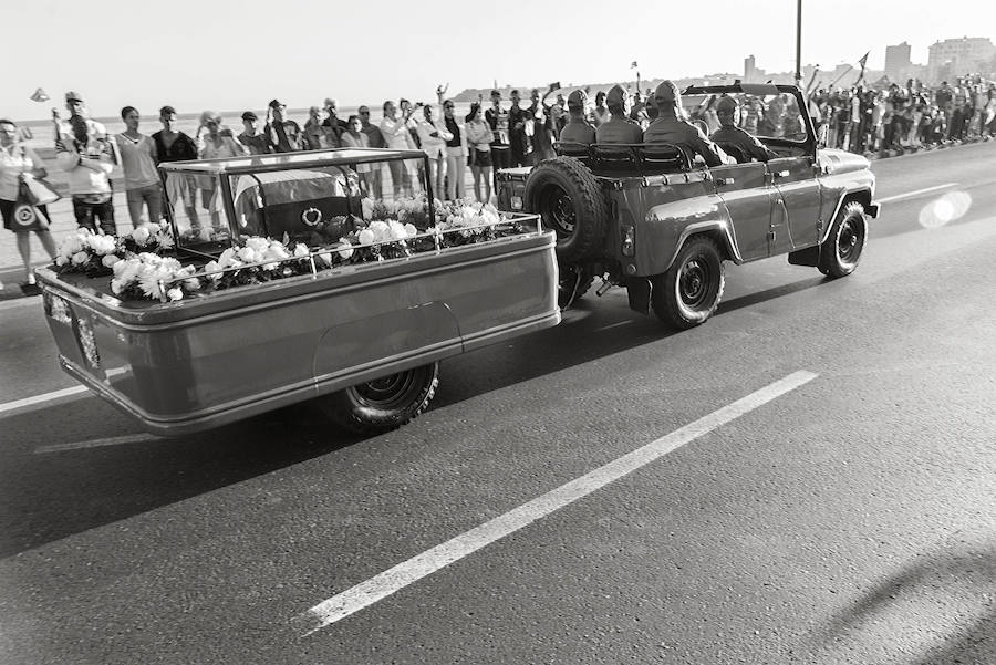 Paso de los restos del Comandante por el Malecón de La Habana camino de Santiago.