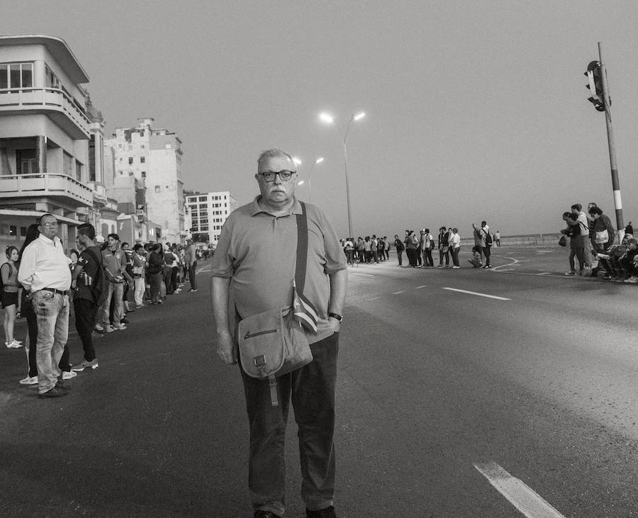 Juan Manuel Díaz Burgos, a la espera de los restos de Fidel Castro en el Malecón de La Habana.