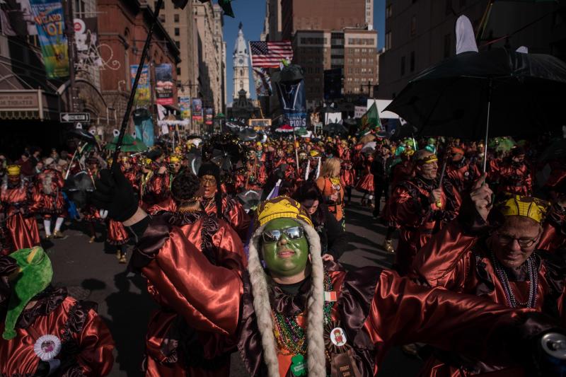 Filadelfia celebra el año con su desfile de máscaras