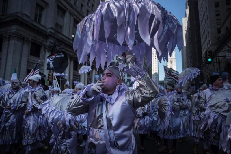 Filadelfia celebra el año con su desfile de máscaras