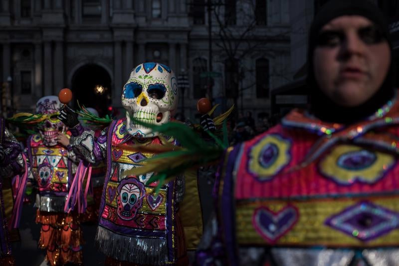 Filadelfia celebra el año con su desfile de máscaras