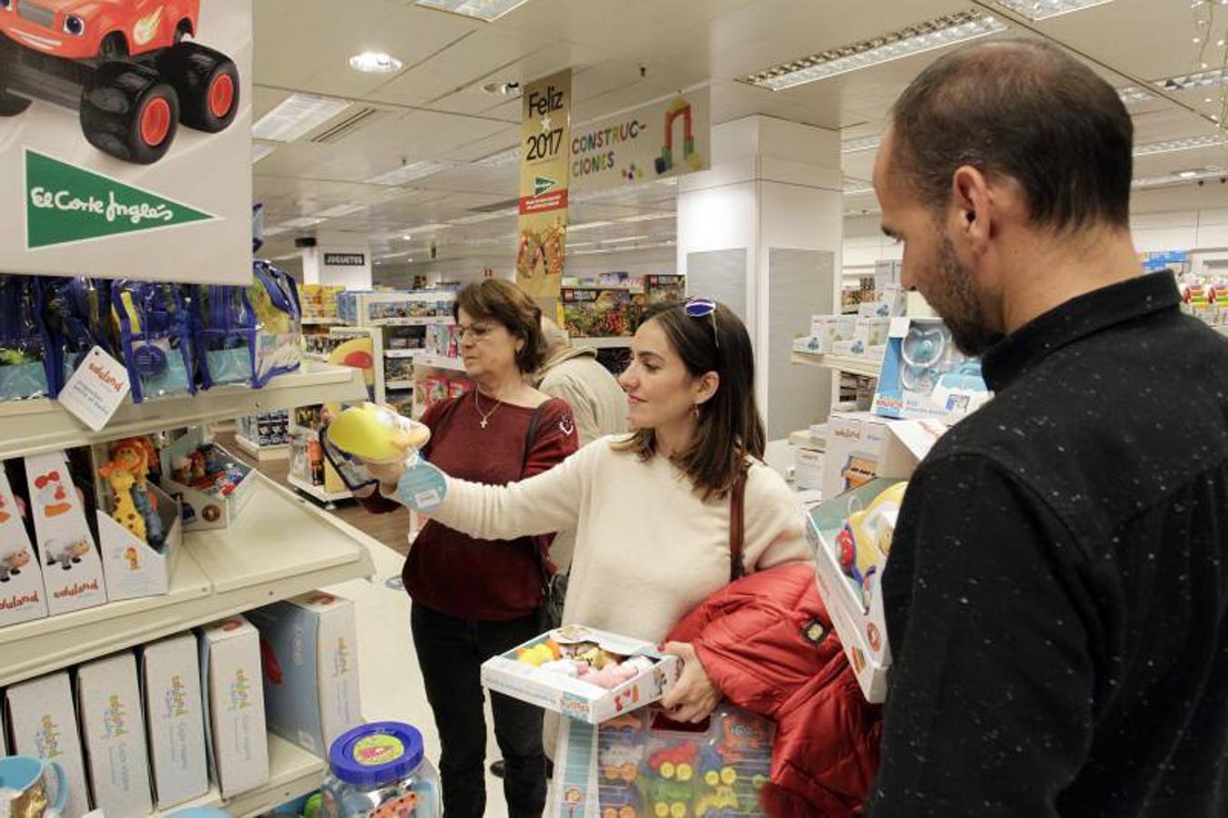 Los alicantinos apuran el tiempo para comprar los juguetes de Reyes