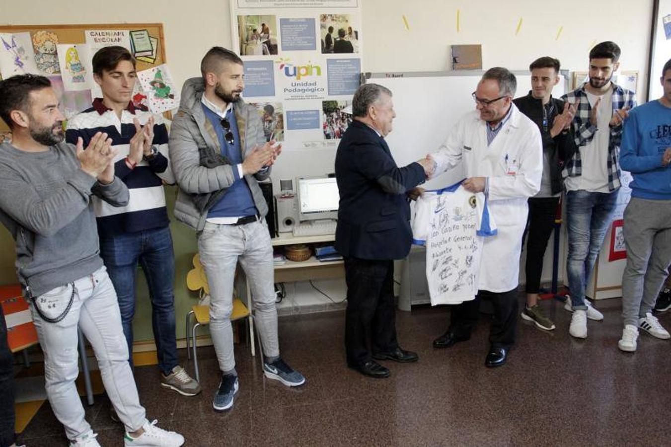 Los jugadores del Hércules visitan a los menores ingresados en el hospital