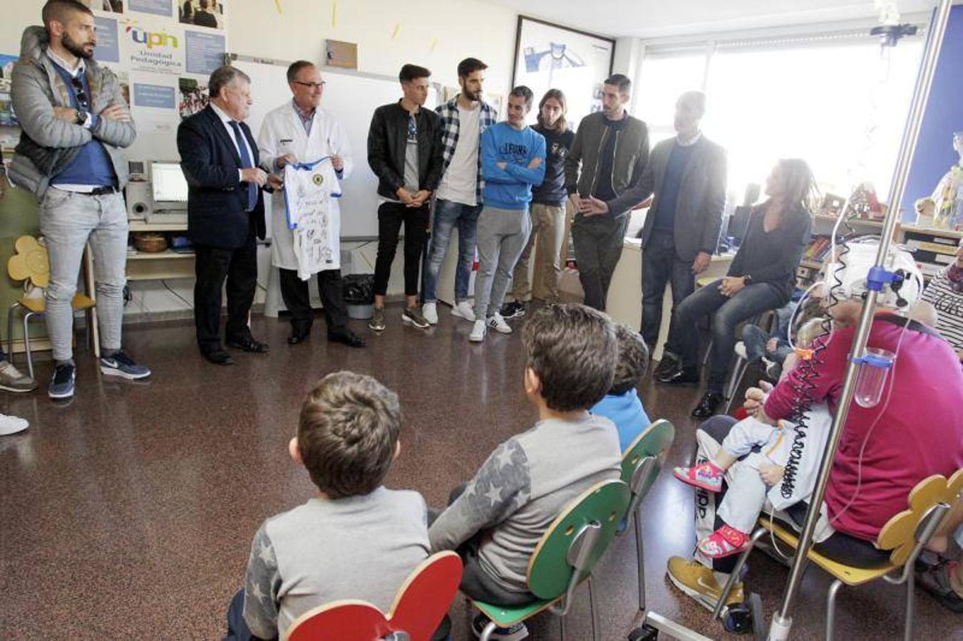 Los jugadores del Hércules visitan a los menores ingresados en el hospital