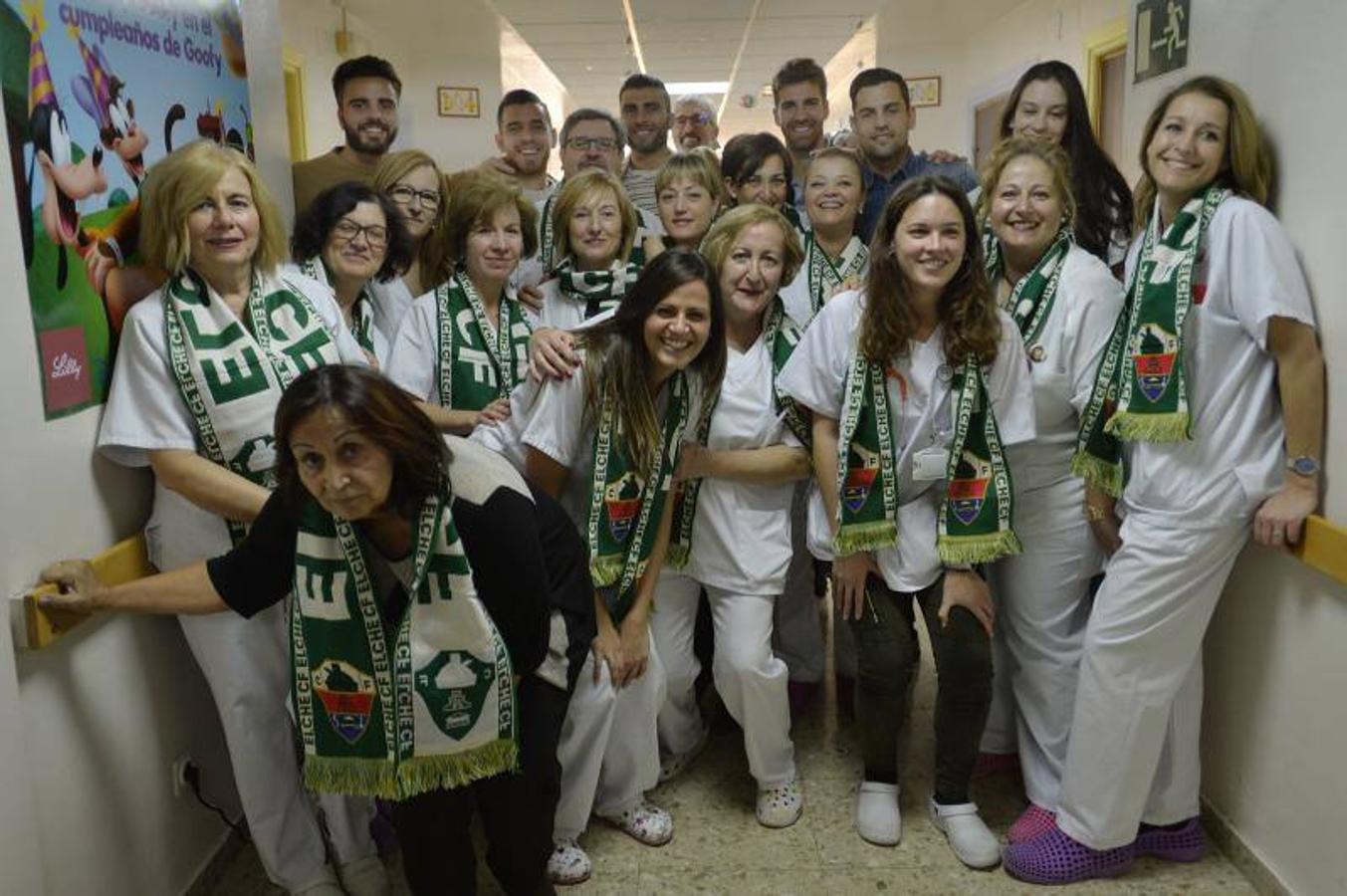 Los jugadores del Elche y la peña El Raval visitan a los menores ingresados