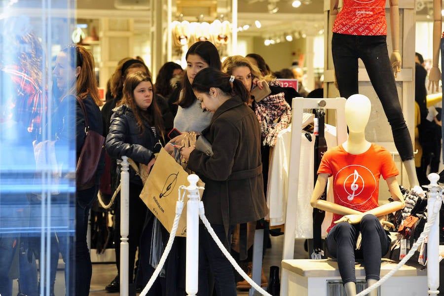 Las rebajas llenan las tiendas de Murcia