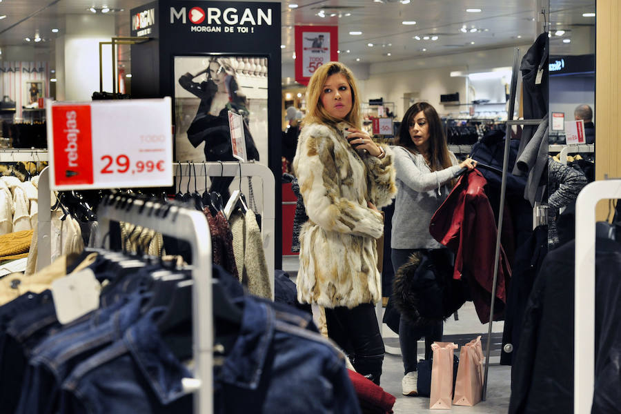Las rebajas llenan las tiendas de Murcia