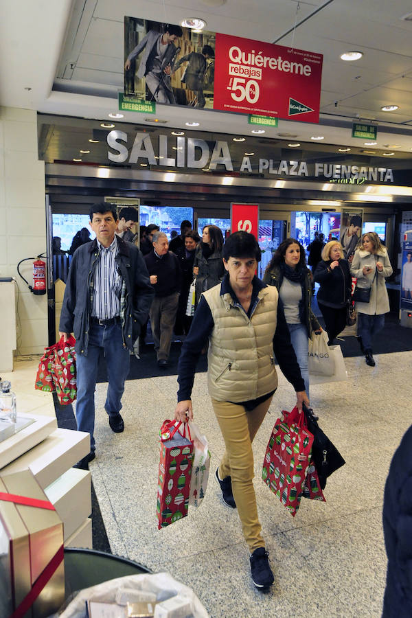 Las rebajas llenan las tiendas de Murcia
