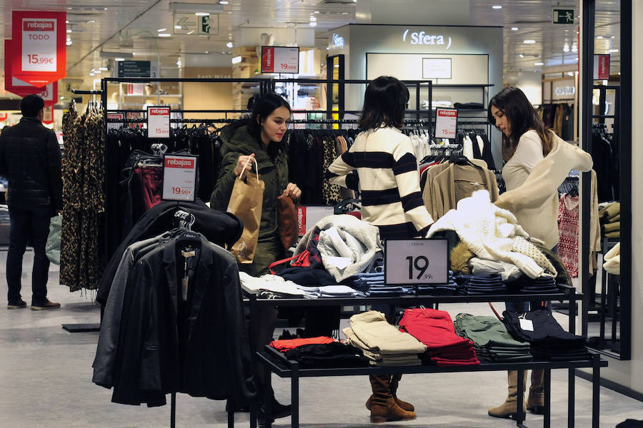 Las rebajas llenan las tiendas de Murcia