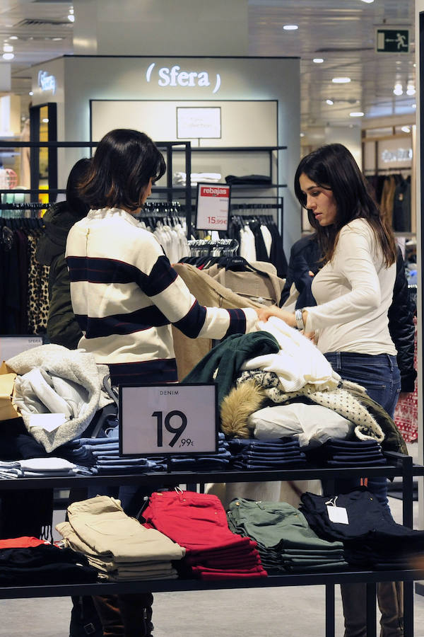 Las rebajas llenan las tiendas de Murcia
