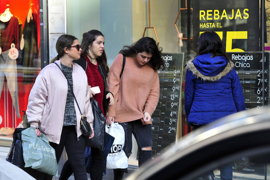 Las rebajas llenan las tiendas de Murcia