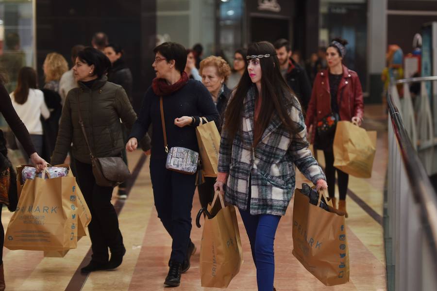 Las rebajas llenan las tiendas de Murcia