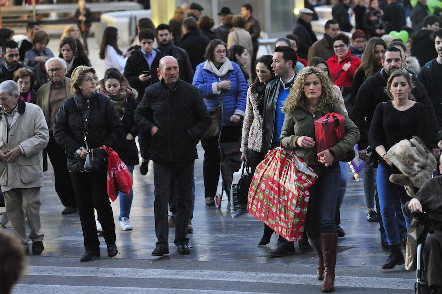 Las rebajas llenan las tiendas de Murcia