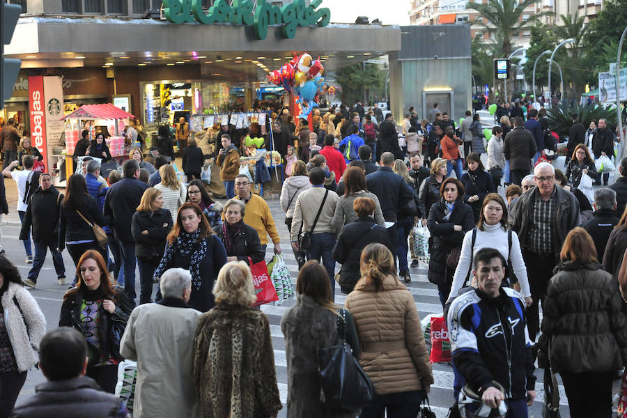 Las rebajas llenan las tiendas de Murcia