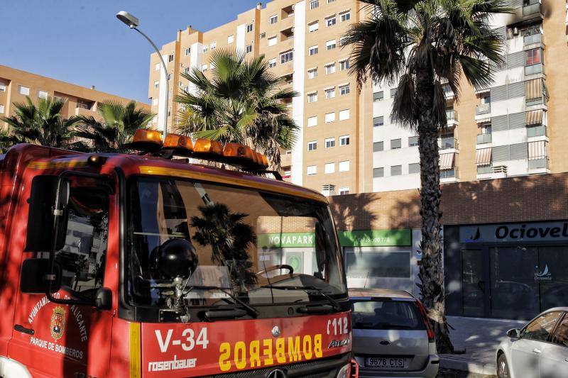 Herida una mujer a causa de un incendio en un bloque de viviendas en Alicante