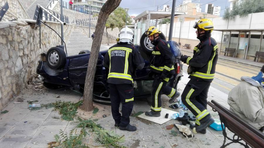 Un herido grave al volcar su coche en la Albufereta