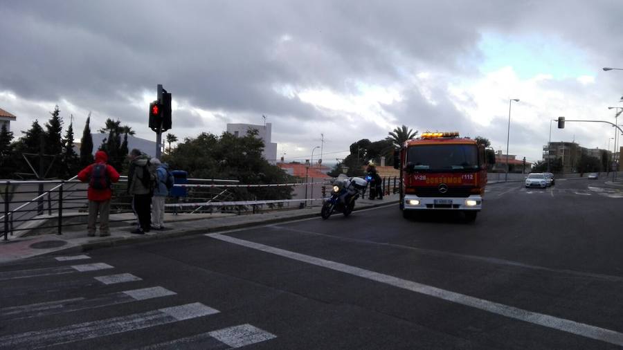 Un herido grave al volcar su coche en la Albufereta