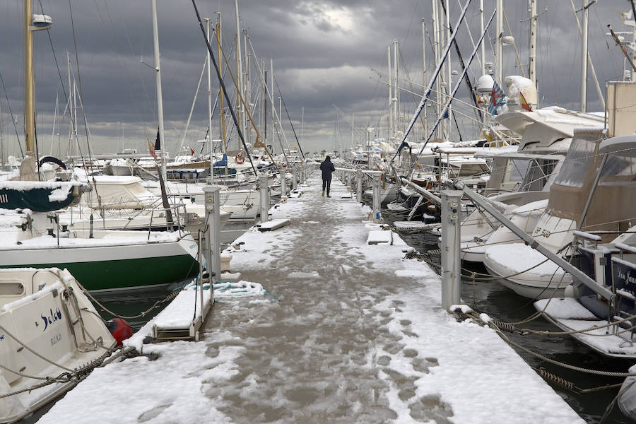 Nieve en las playas de la Marina