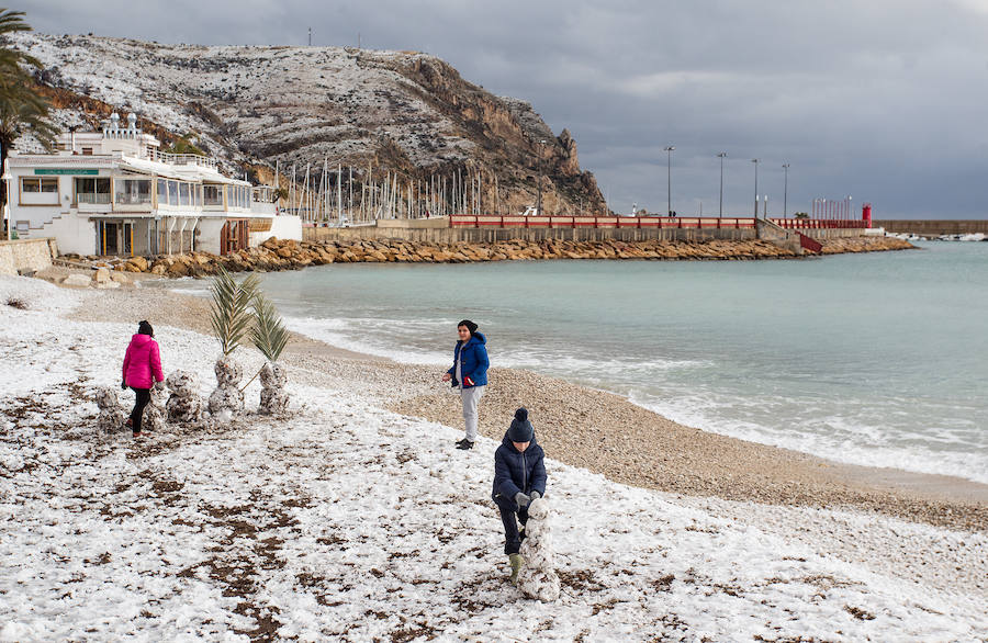 Nieve en las playas de la Marina