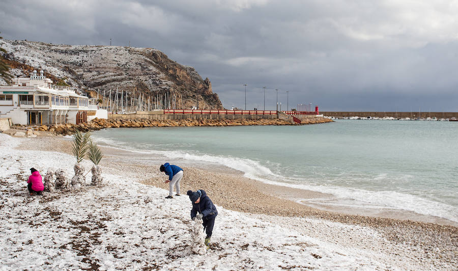 Nieve en las playas de la Marina