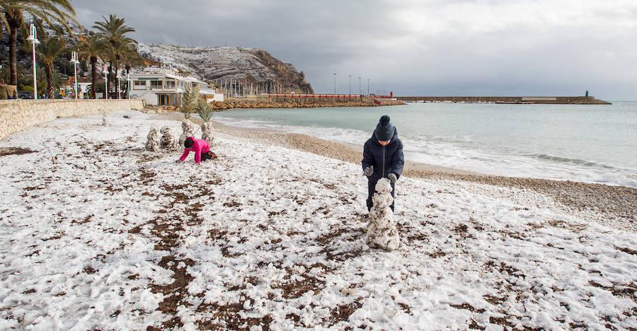 Nieve en las playas de la Marina