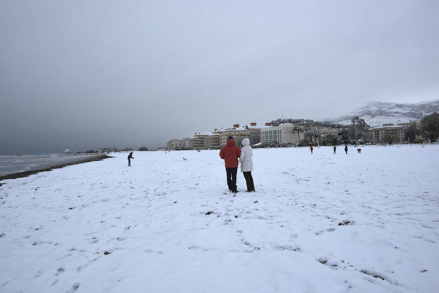 Nieve en las playas de la Marina