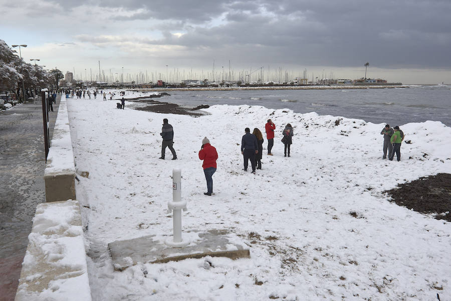 Nieve en las playas de la Marina