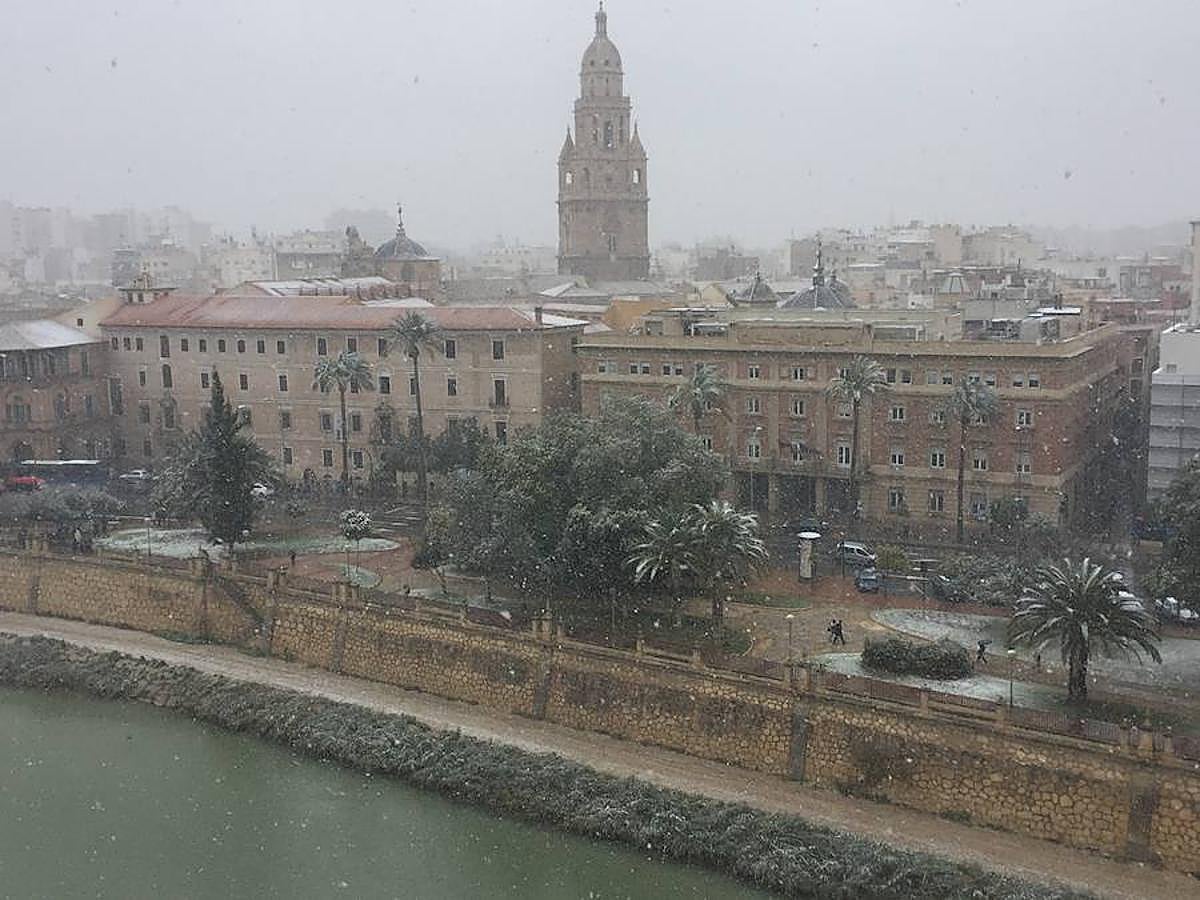 La nieve sobre la catedral de Murcia.