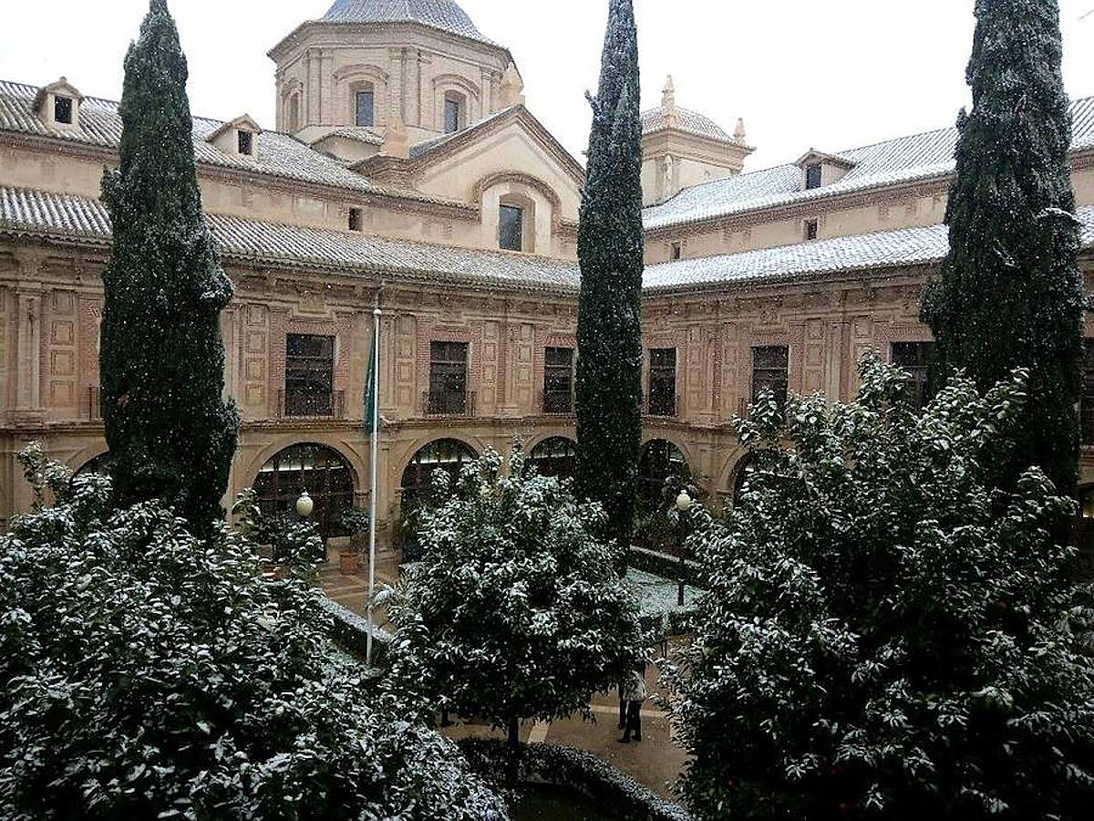 El claustro de la UCAM nevado