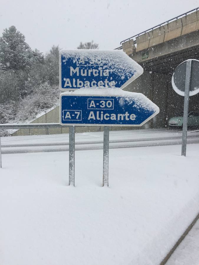 La nieve se acumula a la salida de La Paloma, dirección Cartagena.