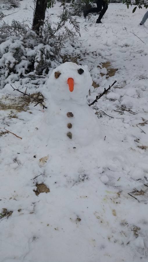 Muñeco de nieve realizado por una familia en el Cabezo de la Plata