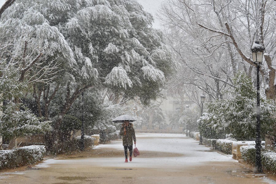 Hombre paseando por una calle de Lorca.