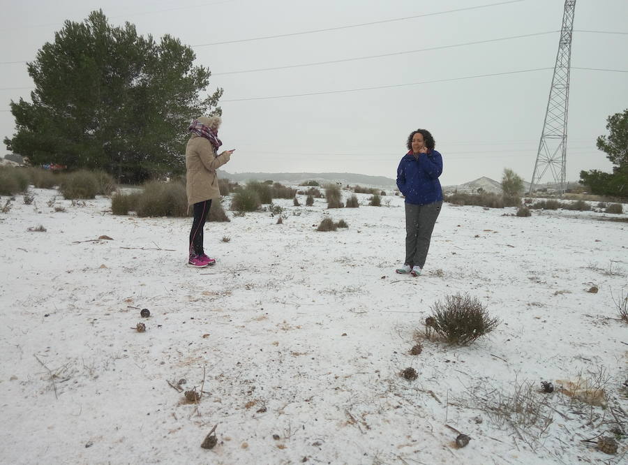 Dos mujeres presenciando la nieve en el puerto de la Cadena.