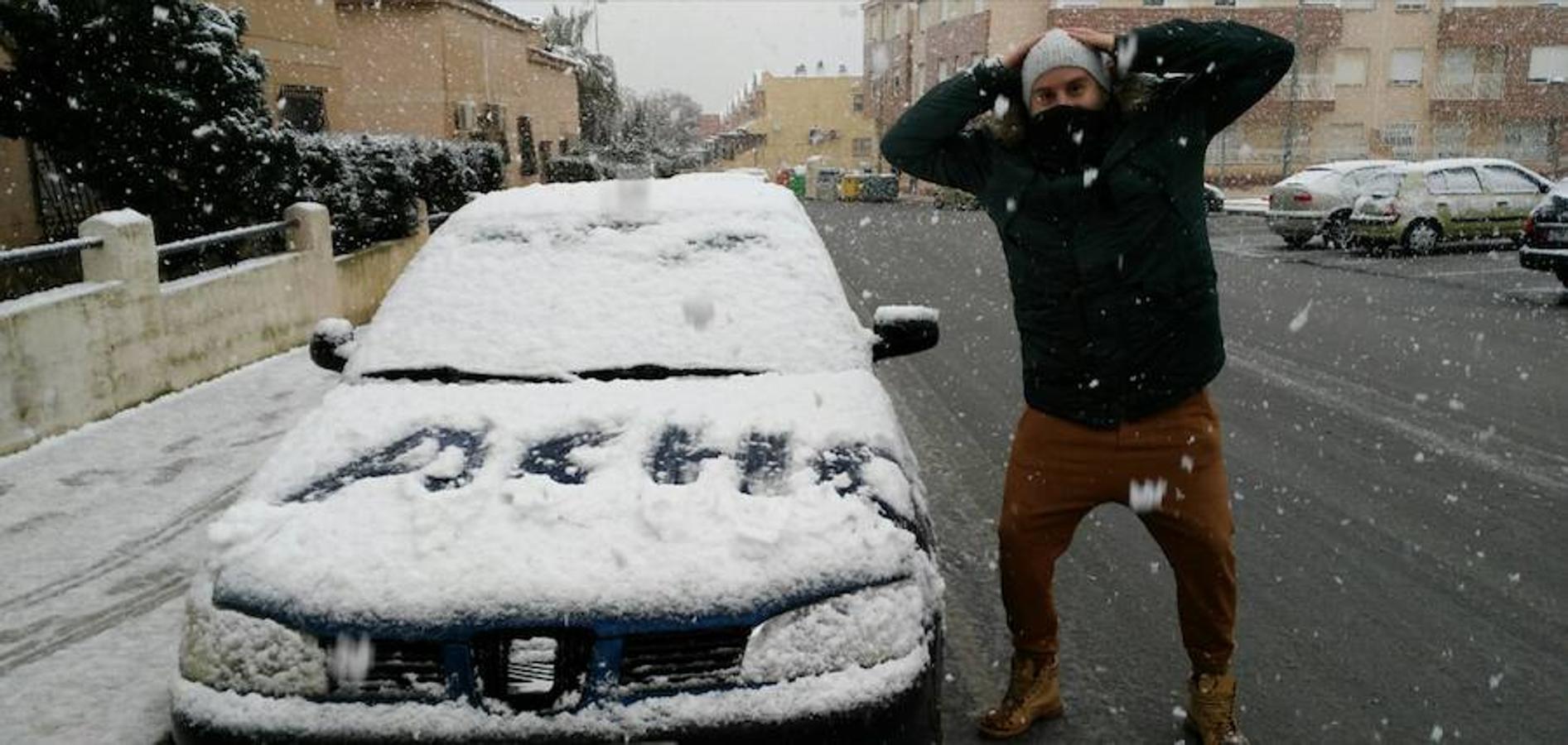 Inscripción en la nieve de un coche.